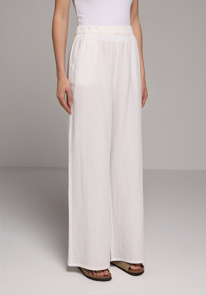 Imagine a Pantaloni De Dama Alb Regular Fit Cl1080378