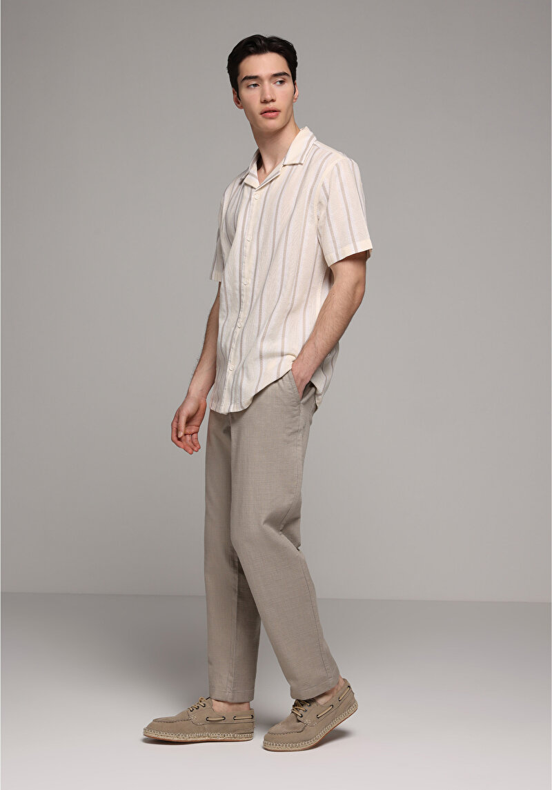 Imagine a Pantaloni De Barbati Bej Regular Fit Cl1078470