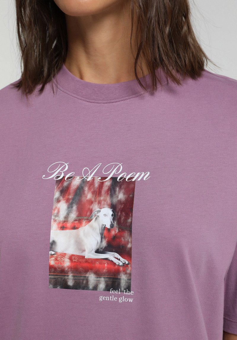 Imagine a Tricou Cu Maneca Scurta De Dama Mov Oversize Fit