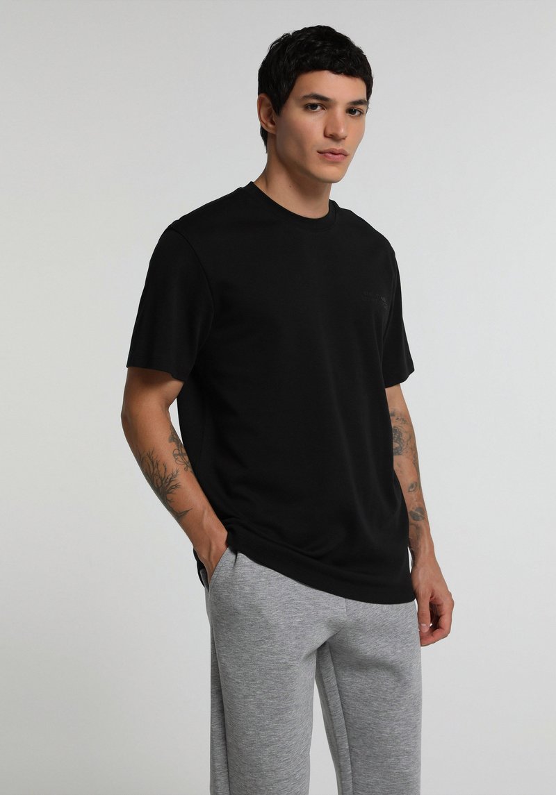 Imagine a Tricou Cu Maneca Scurta De Barbati Negru Regular Fit