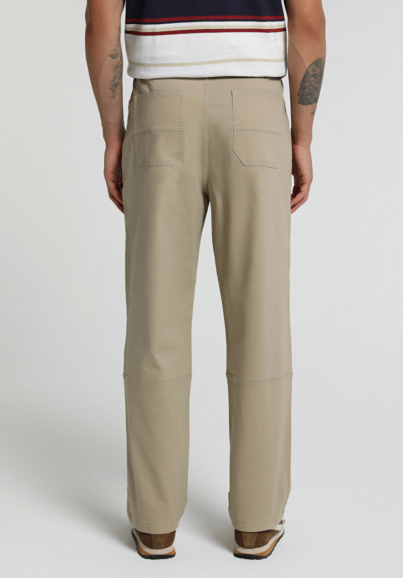 Imagine a Pantaloni De Barbati Bej Relaxed Fit