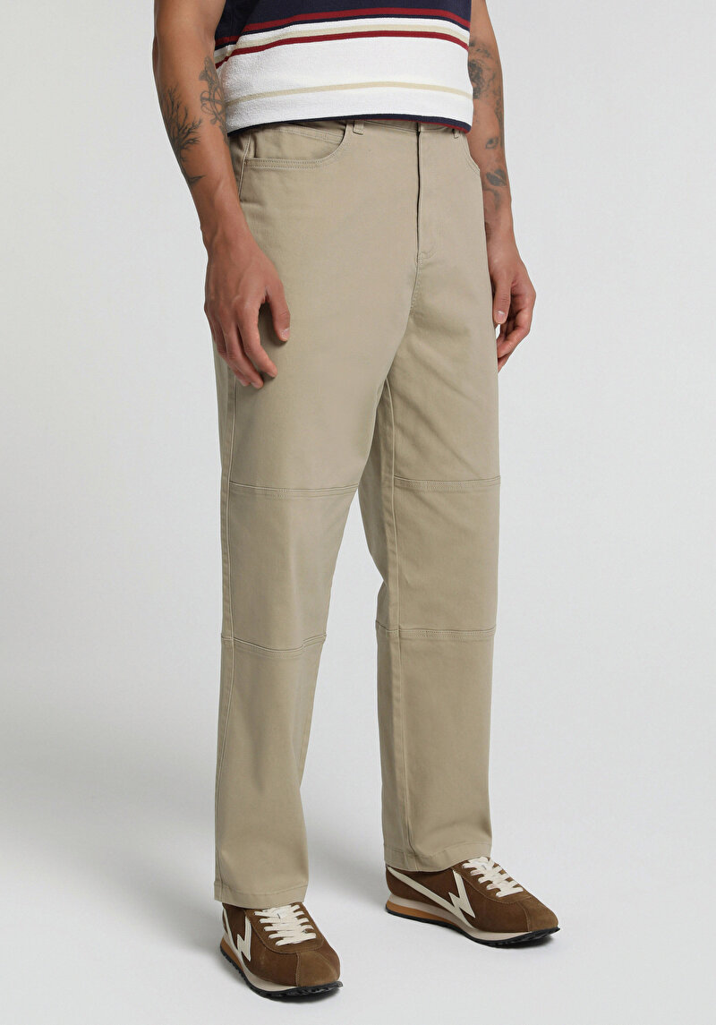 Imagine a Pantaloni De Barbati Bej Relaxed Fit