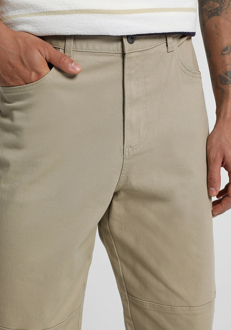 Imagine a Pantaloni De Barbati Bej Relaxed Fit