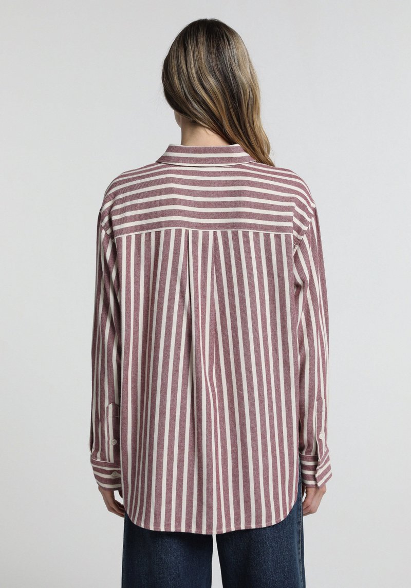 Imagine a Camasa Cu Maneca Lunga De Dama Bordo Boyfriend Fit