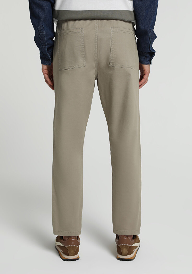 Imagine a Pantaloni De Barbati Bej Regular Fit