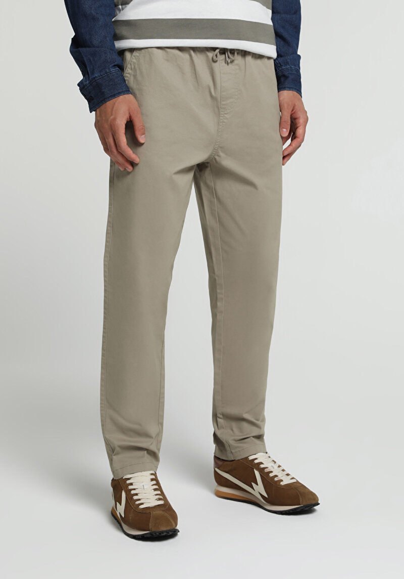 Imagine a Pantaloni De Barbati Bej Regular Fit