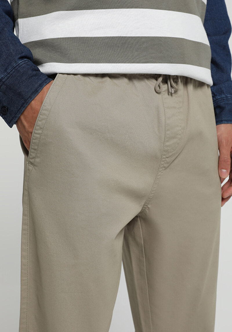 Imagine a Pantaloni De Barbati Bej Regular Fit