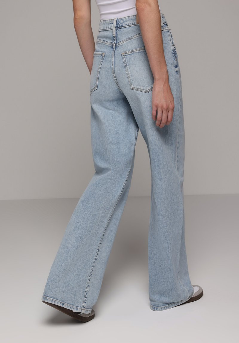 Imagine a Pulover De Dama Alb Regular Fit