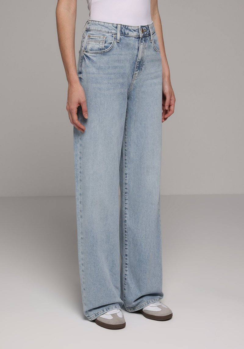 Imagine a Pulover De Dama Alb Regular Fit