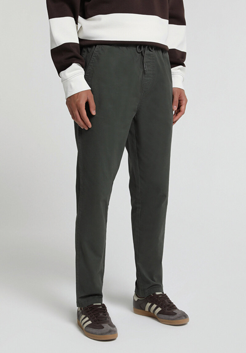 Imagine a Pantaloni De Barbati Verde Regular Fit