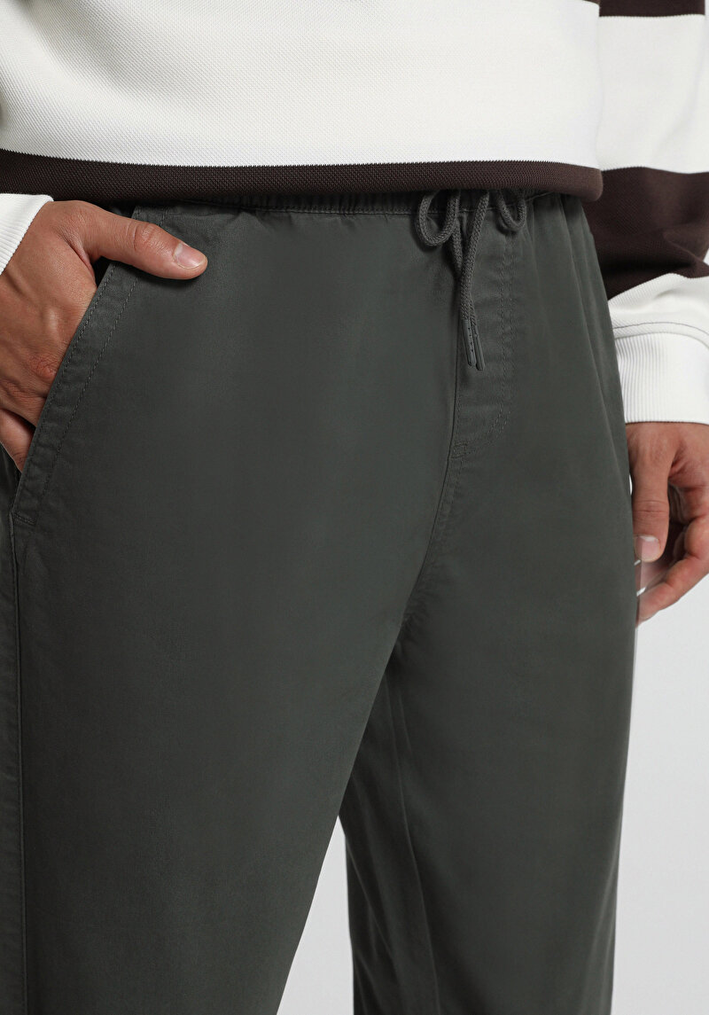 Imagine a Pantaloni De Barbati Verde Regular Fit