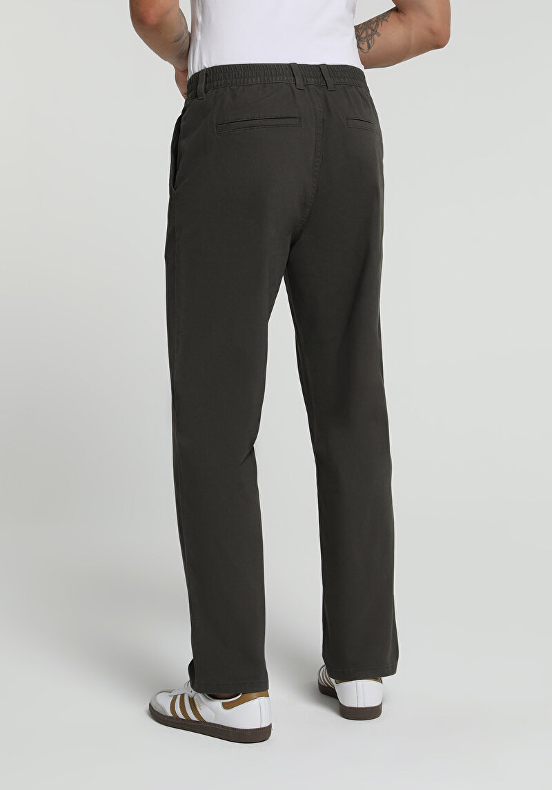 Imagine a Pantaloni De Barbati Kaki Regular Fit