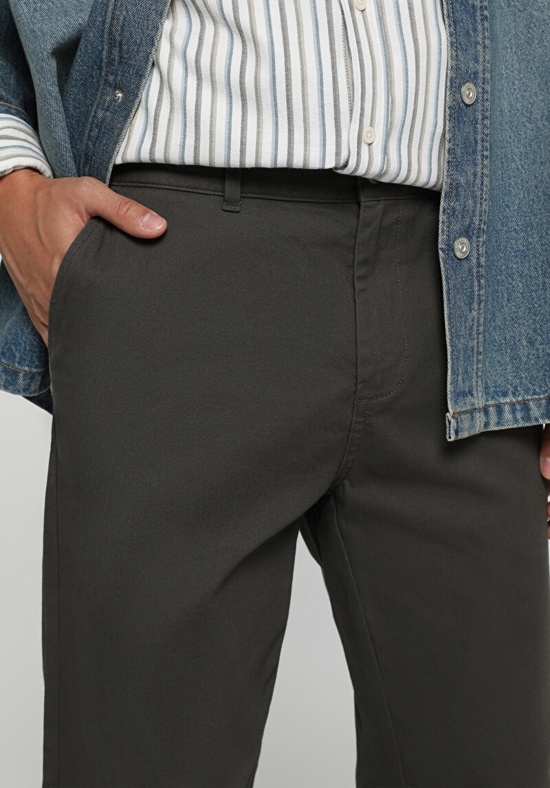Imagine a Pantaloni De Barbati Kaki Regular Fit