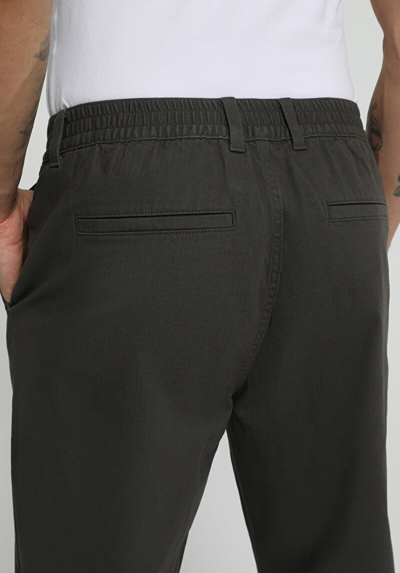 Imagine a Pantaloni De Barbati Kaki Regular Fit