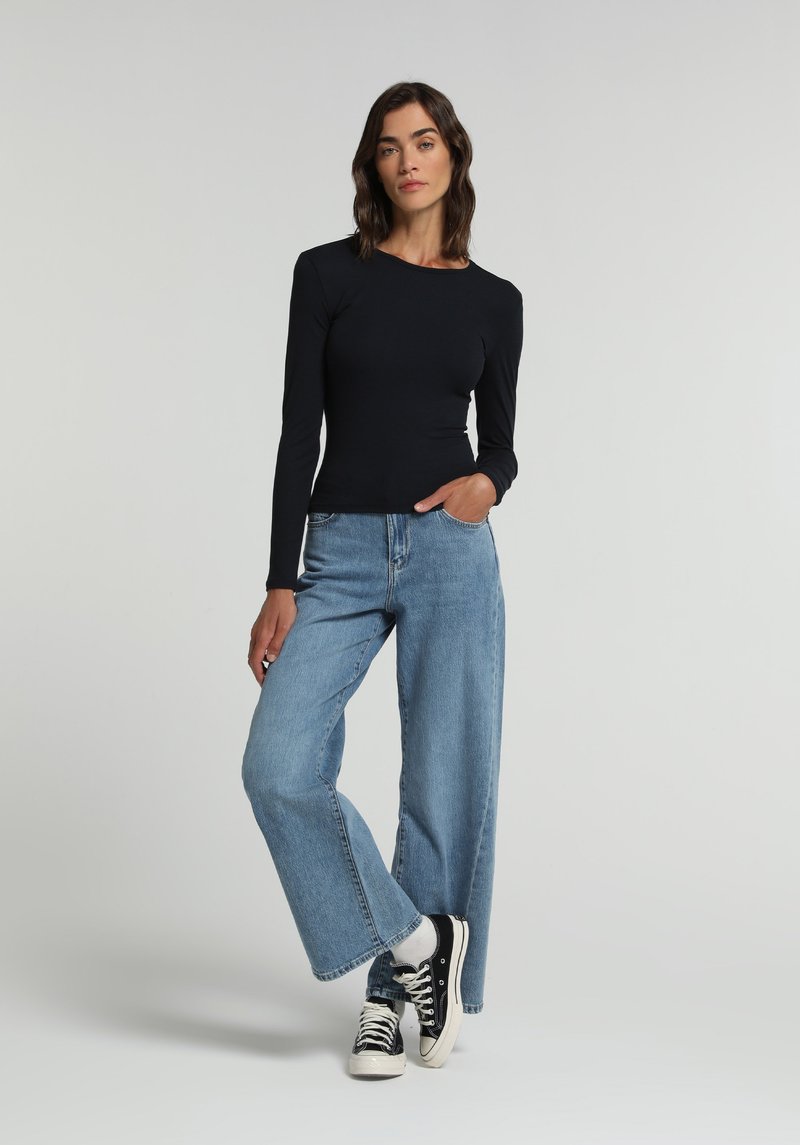 Imagine a Tricou Cu Maneca Lunga De Dama Negru Slim Fit