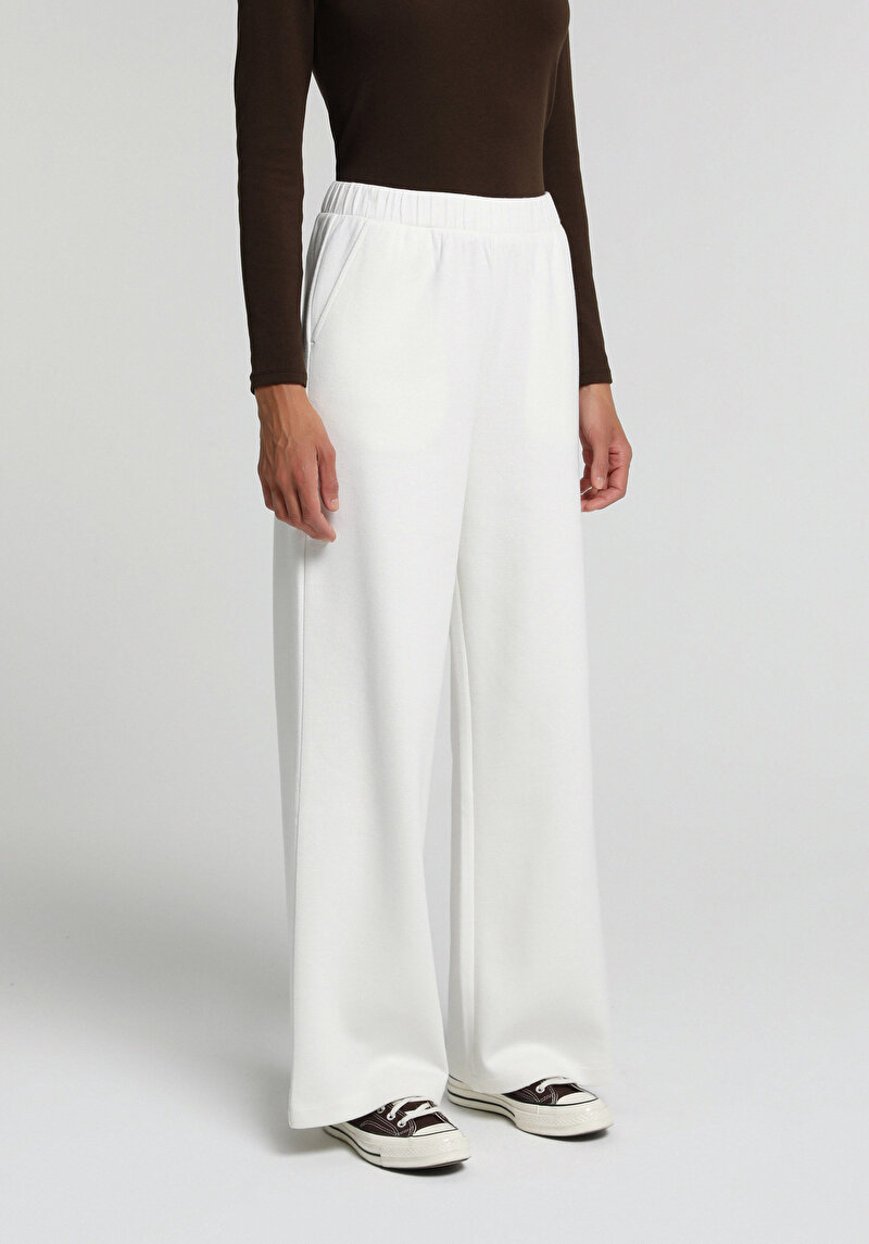 Imagine a Pantaloni De Trening De Dama Alb Regular Fit
