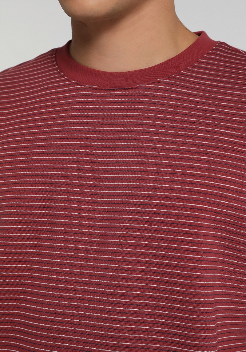 Imagine a Hanorac / Bluza De Barbati Roşu Relaxed Fit