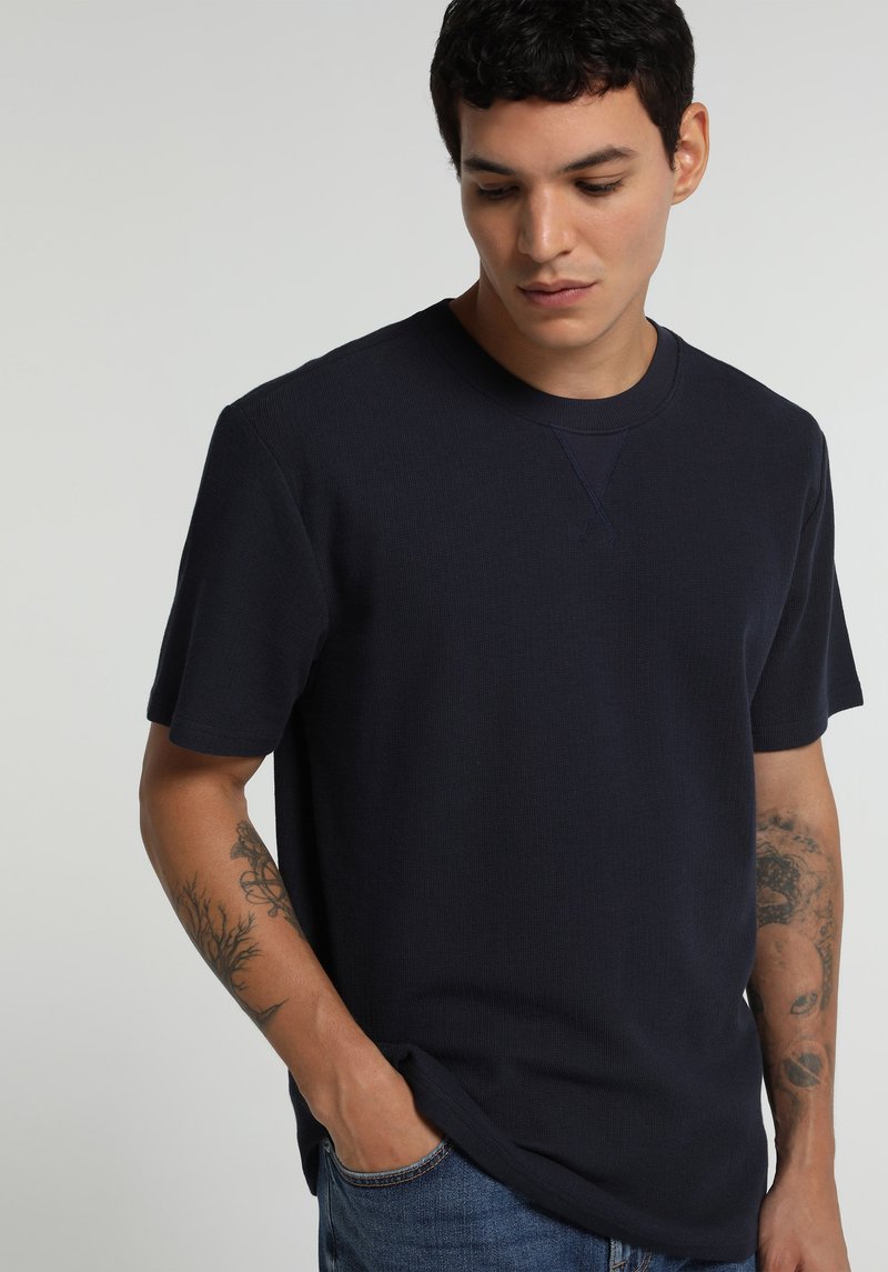 Imagine a Tricou Cu Maneca Scurta De Barbati Albastru Marin Regular Fit