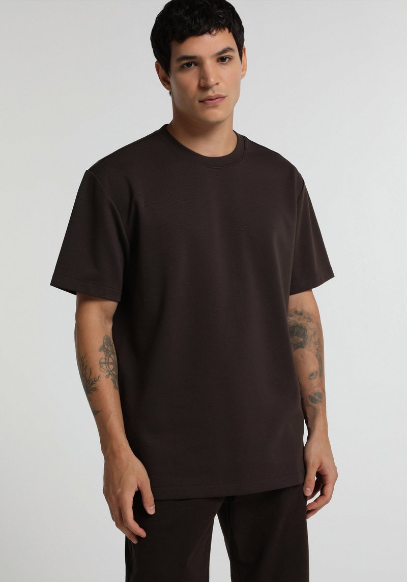 Imagine a Tricou Cu Maneca Scurta De Barbati Maro Relaxed Fit