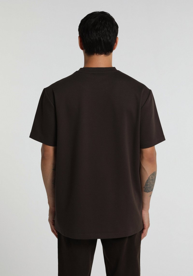 Imagine a Tricou Cu Maneca Scurta De Barbati Maro Relaxed Fit