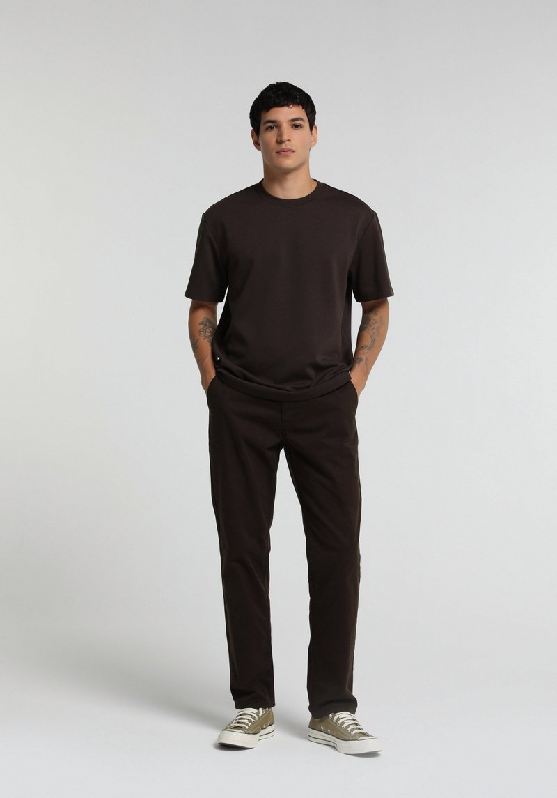 Imagine a Tricou Cu Maneca Scurta De Barbati Maro Relaxed Fit