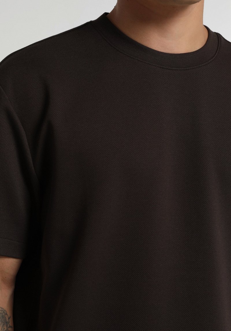 Imagine a Tricou Cu Maneca Scurta De Barbati Maro Relaxed Fit