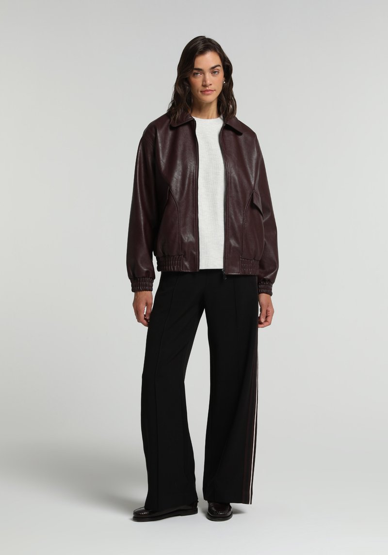 Imagine a Pantaloni De Dama Negru Regular Fit