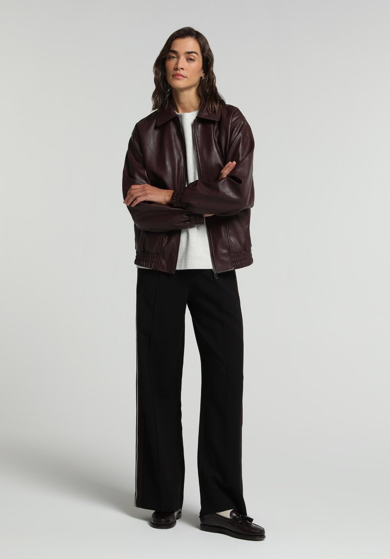 Imagine a Pantaloni De Dama Negru Regular Fit