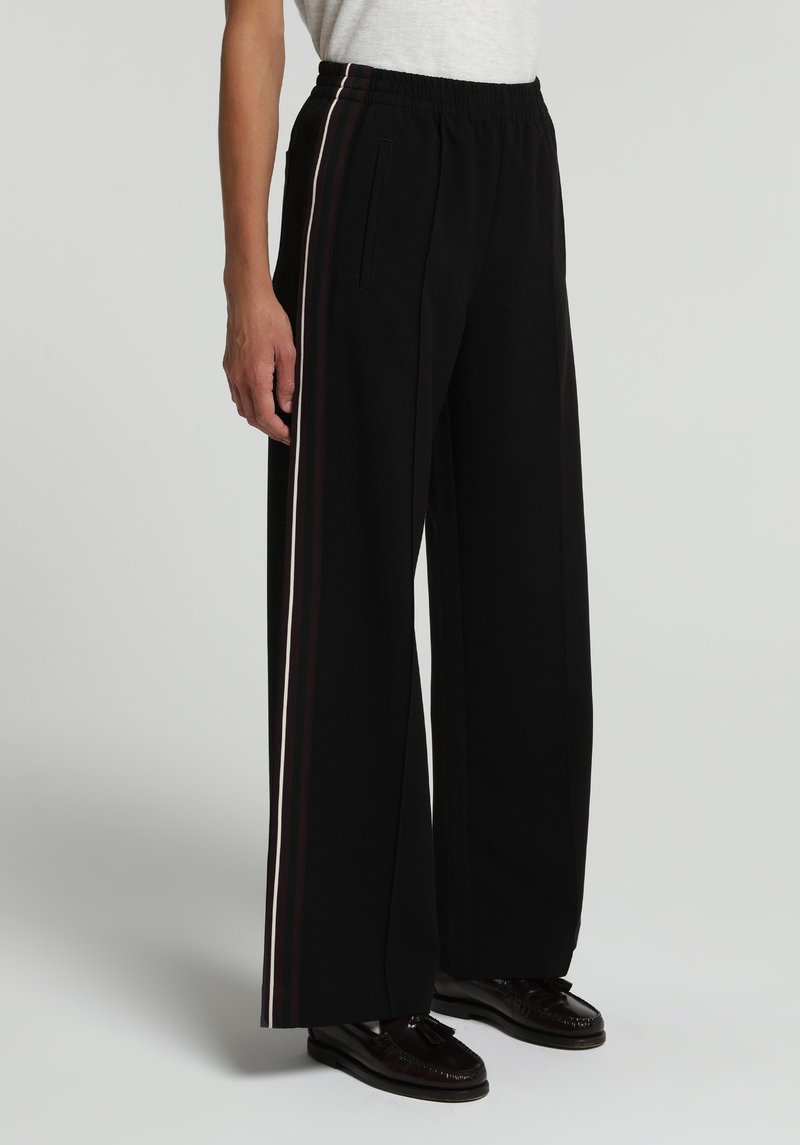 Imagine a Pantaloni De Dama Negru Regular Fit