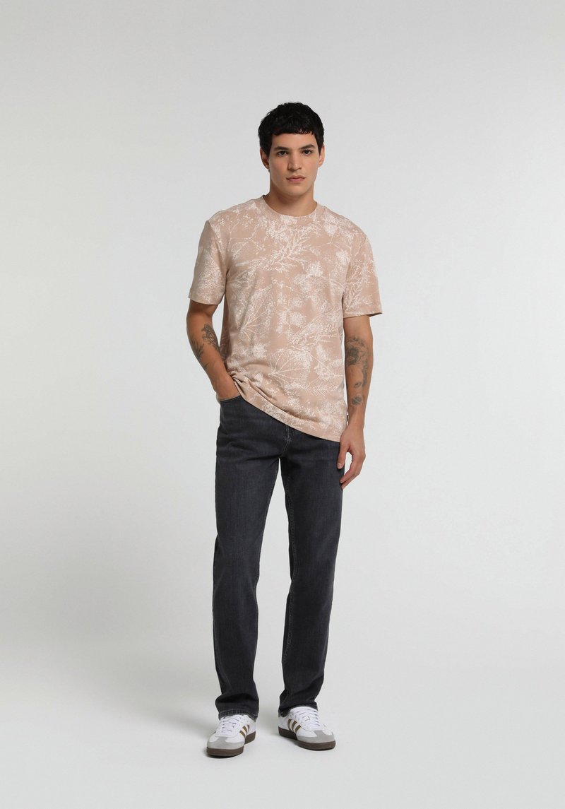 Imagine a Tricou Cu Maneca Scurta De Barbati Bej Regular Fit