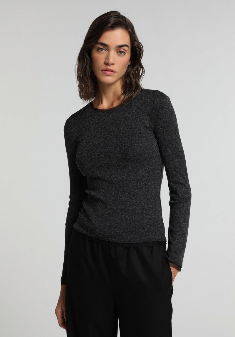 Imagine a Pulover De Dama Negru Slim Fit