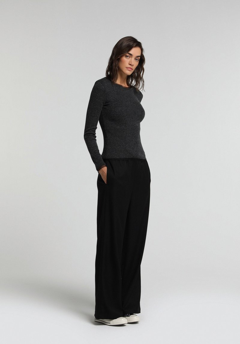 Imagine a Pulover De Dama Negru Slim Fit