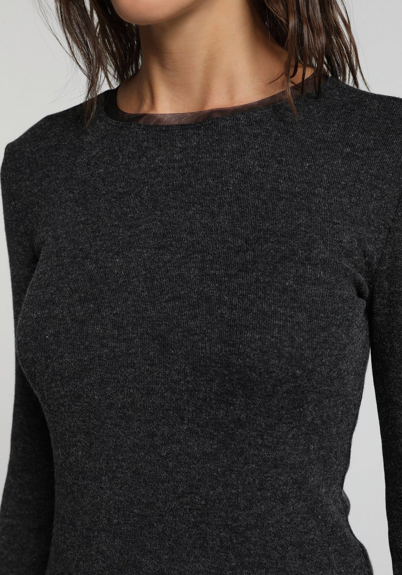 Imagine a Pulover De Dama Negru Slim Fit