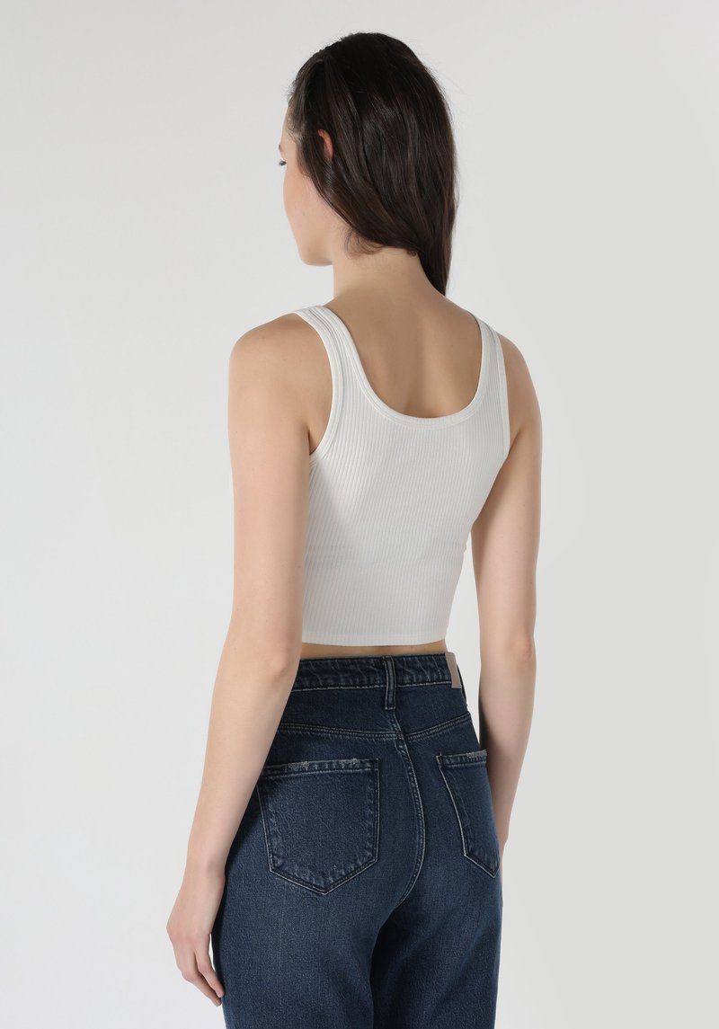 Imagine a Maiou De Dama Alb Slim Fit
