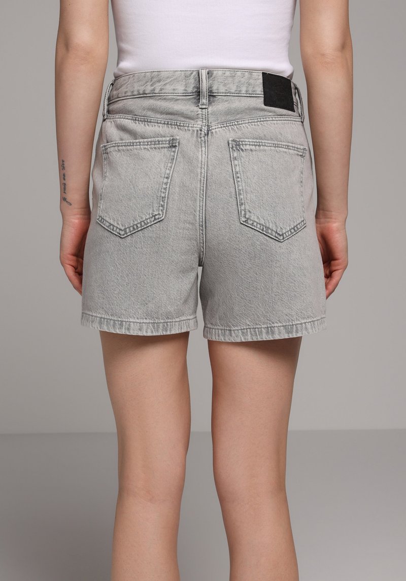 Imagine a Short / Pantaloni Scurti De Dama Mom Fit