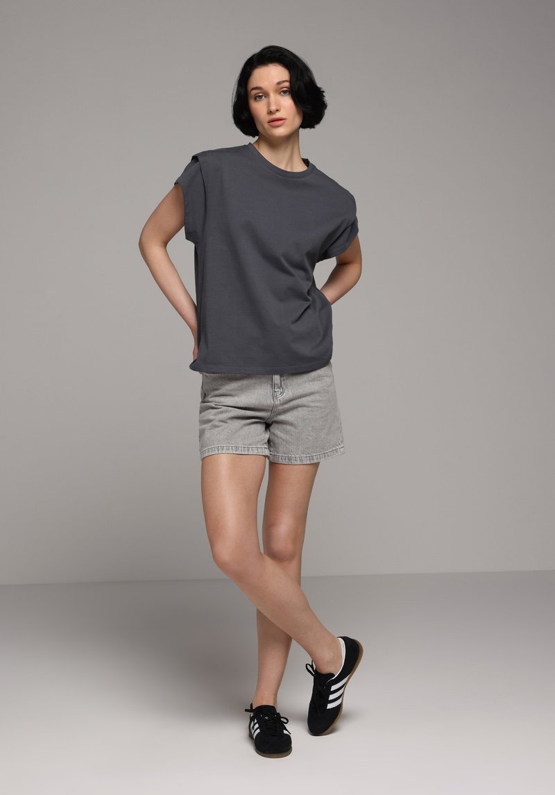 Imagine a Short / Pantaloni Scurti De Dama Mom Fit