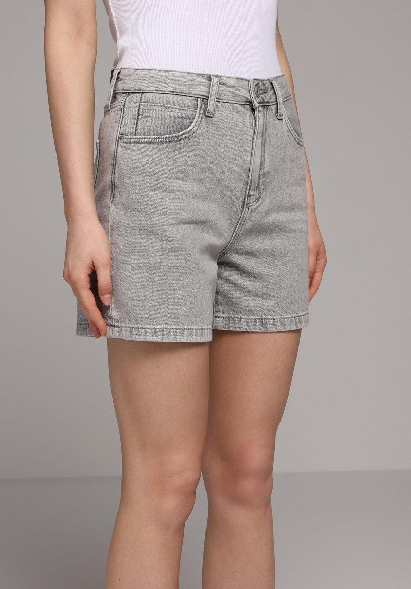 Imagine a Short / Pantaloni Scurti De Dama Mom Fit