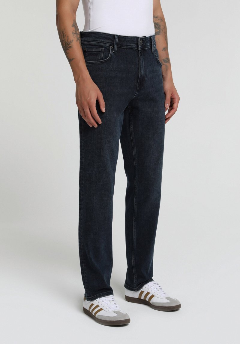 Imagine a Pantaloni De Barbati  Straight Fit 044 Karl