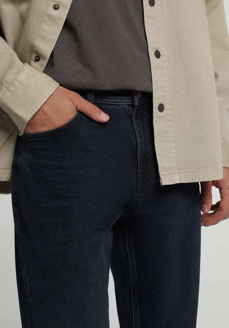 Imagine a Pantaloni De Barbati  Slim Tapered Fit 067 Jack