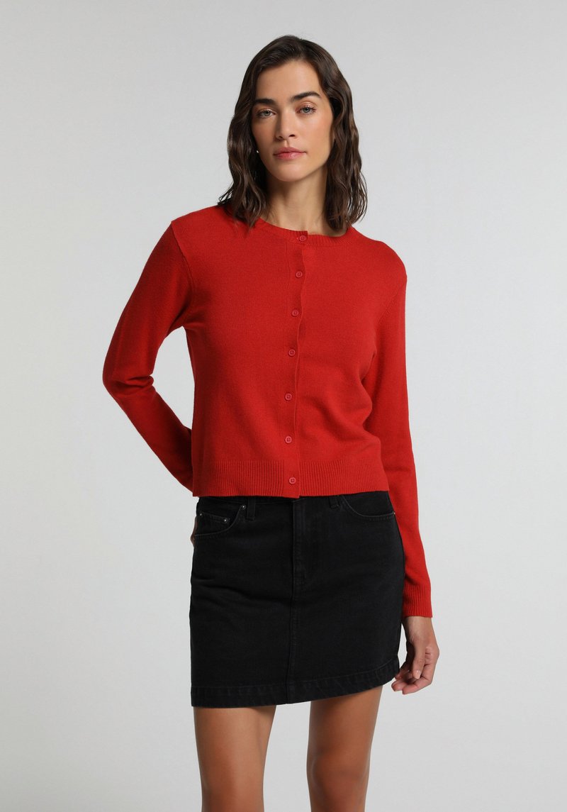 Imagine a Cardigan Roşu Slim Fit