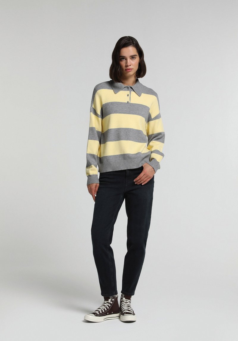 Imagine a Pantaloni  Supravopsire Mom Fit 896  Maria