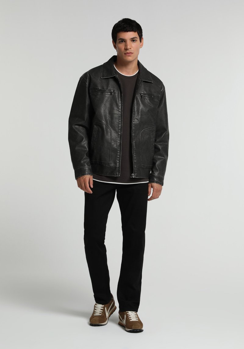 Imagine a Jacheta  Negru Regular Fit