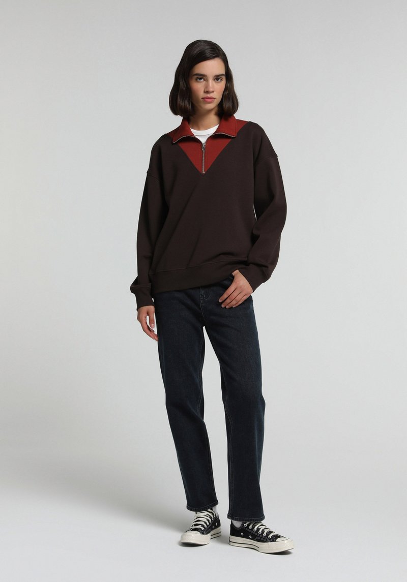 Imagine a Hanorac / Bluza  Maro Regular Fit