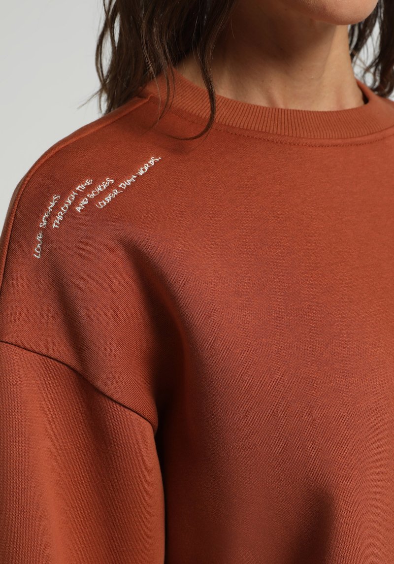 Imagine a Hanorac / Bluza De Dama Maro Regular Fit