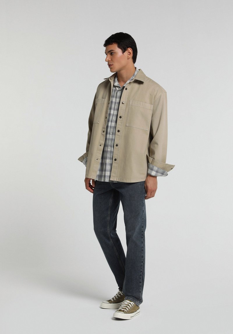 Imagine a Pantaloni Indigo Deschis Straight Fit 044 Karl