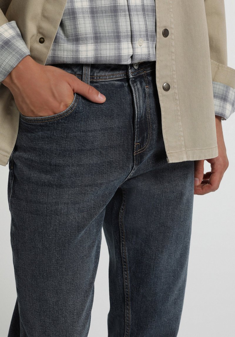 Imagine a Pantaloni  Indigo Deschis Straight Fit 044 Karl