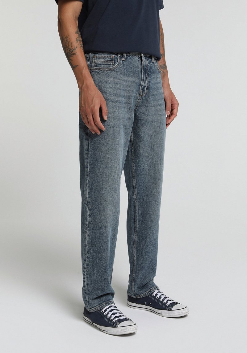 Imagine a Pantaloni  Indigo Mediu Loose Straight Fit 046 Marco