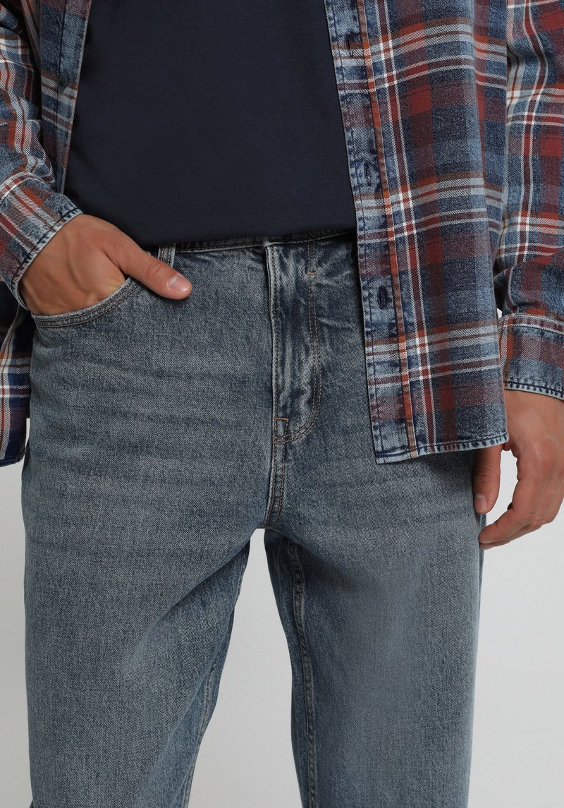 Imagine a Pantaloni  Indigo Mediu Loose Straight Fit 046 Marco