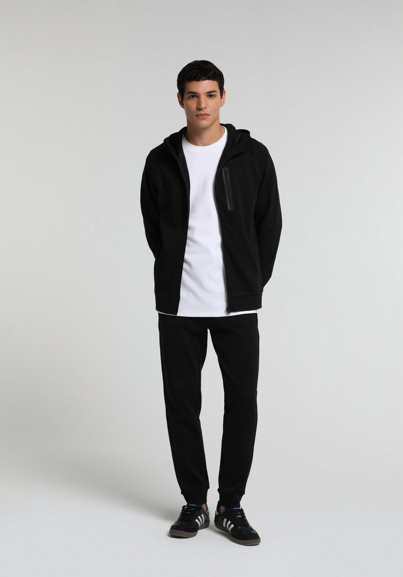 Imagine a Hanorac / Bluza Negru Regular Fit
