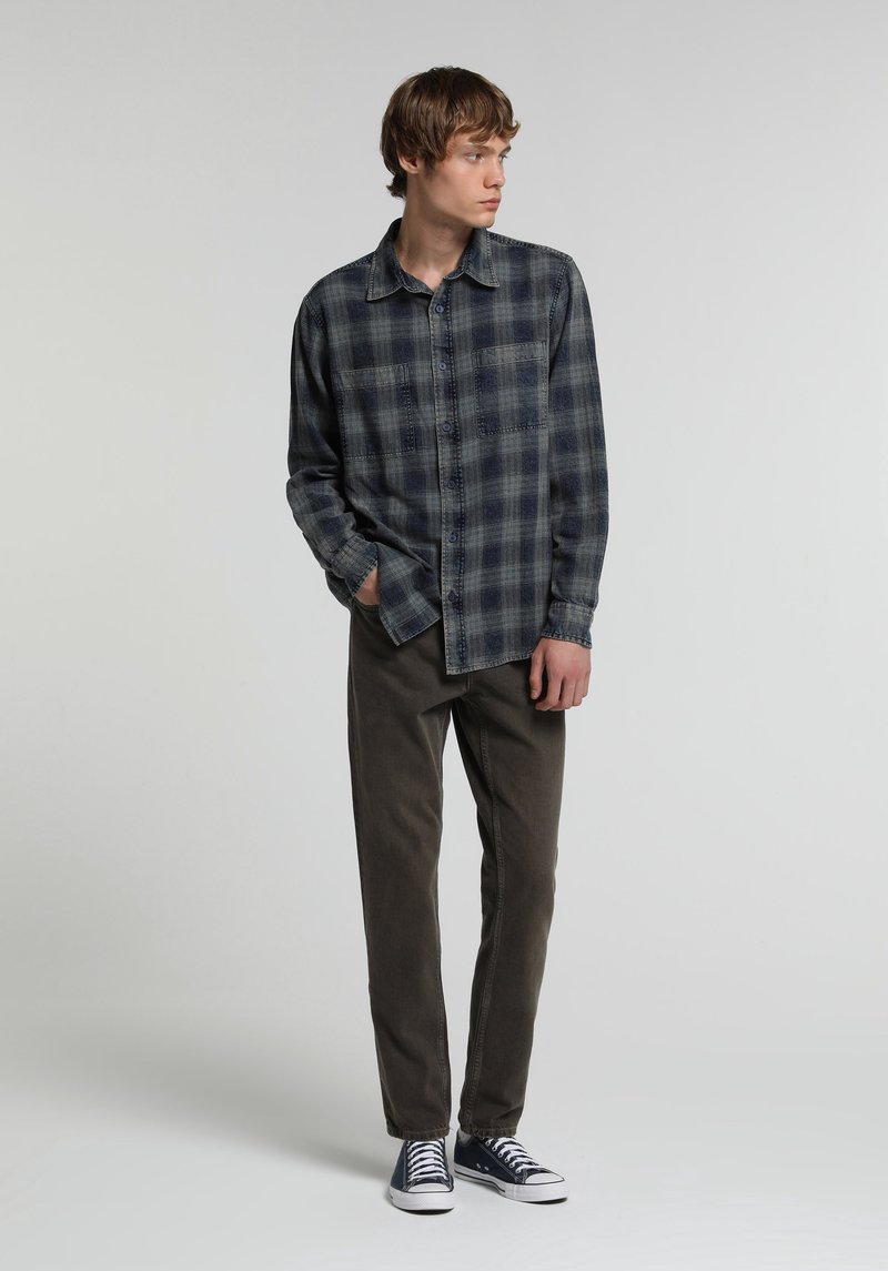 Imagine a Pantaloni Supravopsire Straight Fit 044 Karl